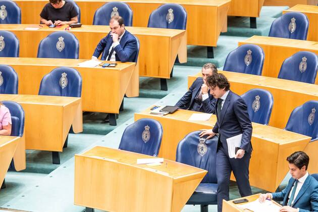 DEN HAAG, 16-04-2020, Debate about the coronavirus in Dutch Parliament. PvdA Member of parliament Lodewijk Asscher and Groenlinks Member of parliament Jesse Klaver Debate about the coronavirus in Dutch Parliament  x7828074x Copyright: