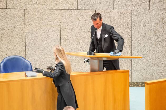 DEN HAAG, 16-04-2020, Debate about the coronavirus in Dutch Parliament. Staff is cleaning the microphone after speeches. Debate about the coronavirus in Dutch Parliament  x7828081x Copyright: