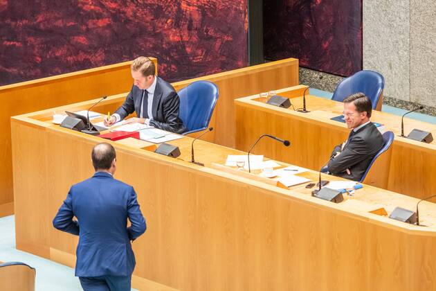DEN HAAG, 16-04-2020, Debate about the coronavirus in Dutch Parliament. Viceminister President en Minister van Volksgezondheid, Welzijn en Sport Hugo de Jonge Minister President minister Algemene Zaken Mark Rutte and PvdA Member of parliament Lodewijk Asscher. Debate about the coronavirus in Dutch Parliament  x7828082x Copyright: