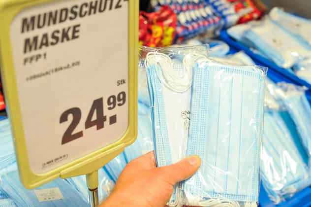 Atemschutz, Schutzmassnahme gegen die Corona Pandemie. Mundschutzmasken Verkauf beim Toom-Baumarkt Bad Cannstatt. Stuttgart Baden-Wuerttemberg Deutschland Copyright: xMaxxKovalenkox