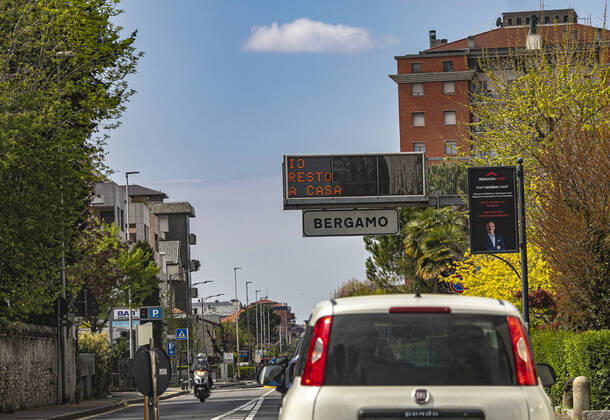 Caravaggio (Bergamo) Coronavirus - at the start the Drive in tampons in the town in the photo: an entrance sign in Bergamo (Foto Sergio Agazzi Fotogramma, Bergamo - 2020-04-16) p.s. la foto e utilizzabile nel rispetto del contesto in cui e stata scattata, e senza intento diffamatorio del decoro delle persone rappresentate  Copyright: xFotox SergioxAgazzix xFOTOGRAMMAx