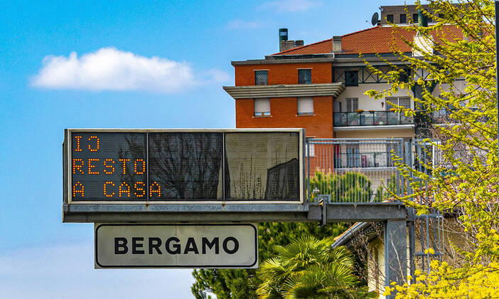 News Themen der Woche KW16 Caravaggio (Bergamo) Coronavirus - at the start the Drive in tampons in the town in the photo: an entrance sign in Bergamo (Foto Sergio Agazzi Fotogramma, Bergamo - 2020-04-16) p.s. la foto e utilizzabile nel rispetto del contesto in cui e stata scattata, e senza intento diffamatorio del decoro delle persone rappresentate  Copyright: xFotox SergioxAgazzix xFOTOGRAMMAx