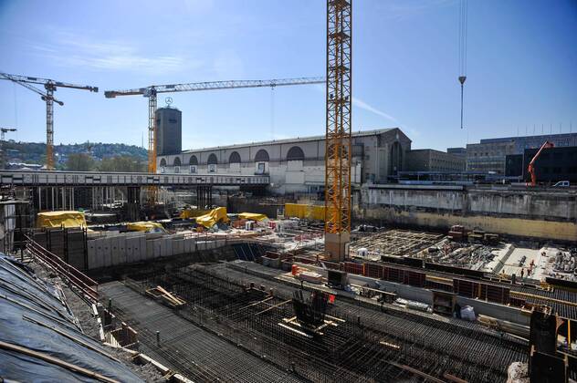 Corona Krise, Reisende am HBH Stuttgart. S 21 Bauarbeiten und Veränderung durch die Corona Krise am neuen Hauptbahnhof der Landeshauptstadt. Das Empfangsgebäude, der Bonatsbau ist leer und wird auch saniert und umgebaut. Die Anzahl der Reisenden sinkt auf Grund der COVID-19 Erkrankung und Ansteckungsgefahr. Stuttgart Baden-Wuerttemberg Deutschland Copyright: xMaxxKovalenkox