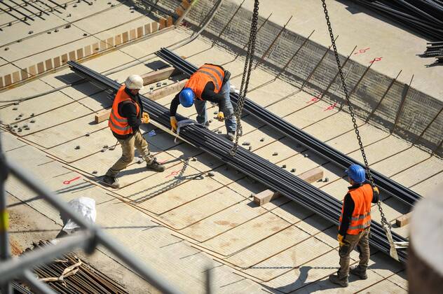 Corona Krise, Reisende am HBH Stuttgart. S 21 Bauarbeiten und Veränderung durch die Corona Krise am neuen Hauptbahnhof der Landeshauptstadt. Das Empfangsgebäude, der Bonatsbau ist leer und wird auch saniert und umgebaut. Die Anzahl der Reisenden sinkt auf Grund der COVID-19 Erkrankung und Ansteckungsgefahr. Stuttgart Baden-Wuerttemberg Deutschland Copyright: xMaxxKovalenkox