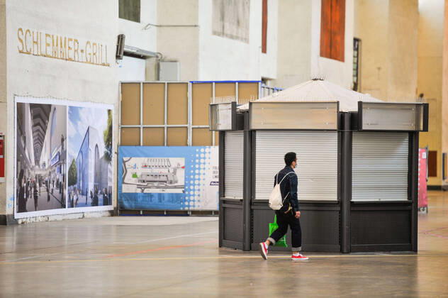 Corona Krise, Reisende am HBH Stuttgart. S 21 Bauarbeiten und Veränderung durch die Corona Krise am neuen Hauptbahnhof der Landeshauptstadt. Das Empfangsgebäude, der Bonatsbau ist leer und wird auch saniert und umgebaut. Die Anzahl der Reisenden sinkt auf Grund der COVID-19 Erkrankung und Ansteckungsgefahr. Stuttgart Baden-Wuerttemberg Deutschland Copyright: xMaxxKovalenkox