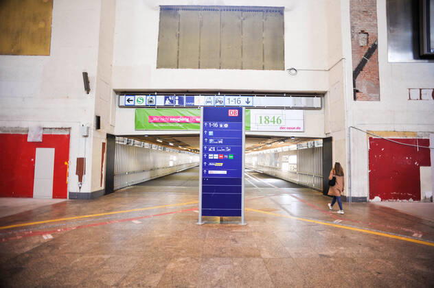 Corona Krise, Reisende am HBH Stuttgart. S 21 Bauarbeiten und Veränderung durch die Corona Krise am neuen Hauptbahnhof der Landeshauptstadt. Das Empfangsgebäude, der Bonatsbau ist leer und wird auch saniert und umgebaut. Die Anzahl der Reisenden sinkt auf Grund der COVID-19 Erkrankung und Ansteckungsgefahr. Stuttgart Baden-Wuerttemberg Deutschland Copyright: xMaxxKovalenkox