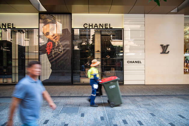 April 16, 2020, Queensland, Australia: A pedestrian and a council worker walking in front of shut luxury shops during Coronavirus crisis..Australian states including Queensland take strict new lockdown rules to stop the spread of Covid-19. Queensland Australia - ZUMAs197 20200416_zaa_s197_012 Copyright: xFlorentxRolsx