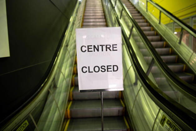 April 16, 2020, Queensland, Australia: A sign saying Center Closed in front of an elevator during Coronavirus crisis..Australian states including Queensland take strict new lockdown rules to stop the spread of Covid-19. Queensland Australia - ZUMAs197 20200416_zaa_s197_016 Copyright: xFlorentxRolsx