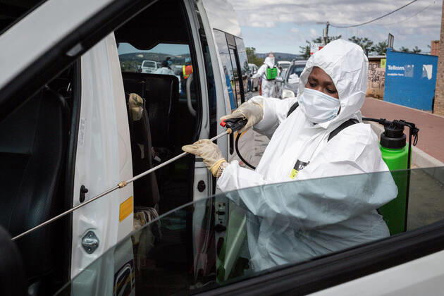 News Bilder des Tages (200416) -- JOHANNESBURG, April 16, 2020 (Xinhua) -- A staff member disinfects a car in Johannesburg, South Africa, April 16, 2020. South Africa on Wednesday reported seven more deaths from the novel coronavirus, bringing the death toll to 34. The total number of confirmed cases in the country surged to 2,506, up by 91 from Tuesday s announcement. (Photo by Yeshiel Xinhua) SOUTH AFRICA-JOHANNESBURG-COVID-19 