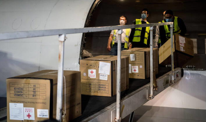 (200416) -- CAIRO, April 16, 2020 -- Workers transfer medical supplies from China in Cairo International Airport, Egypt, April 16, 2020. Egypt received on Thursday the first batch of China s anti-coronavirus materials including 20,000 N95 masks, 10,000 protective suits and 10,000 testing kits for COVID-19. When receiving the materials at the airport, Mohamed Shawky, undersecretary of Egyptian Health Ministry, expressed his appreciation to the Chinese side for the aid and its support for Egypt amid the ongoing difficult conditions. ) EGYPT-CAIRO-CHINESE AID-COVID-19 WuxHuiwo