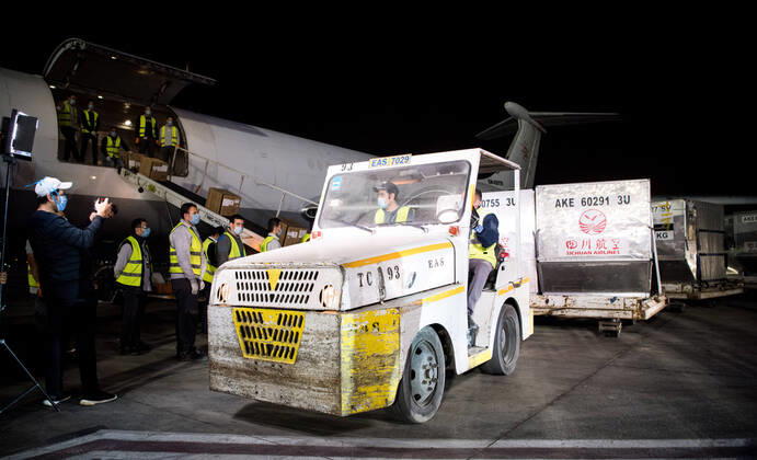 (200416) -- CAIRO, April 16, 2020 -- Workers transfer medical supplies from China in Cairo International Airport, Egypt, April 16, 2020. Egypt received on Thursday the first batch of China s anti-coronavirus materials including 20,000 N95 masks, 10,000 protective suits and 10,000 testing kits for COVID-19. When receiving the materials at the airport, Mohamed Shawky, undersecretary of Egyptian Health Ministry, expressed his appreciation to the Chinese side for the aid and its support for Egypt amid the ongoing difficult conditions. ) EGYPT-CAIRO-CHINESE AID-COVID-19 WuxHuiwo