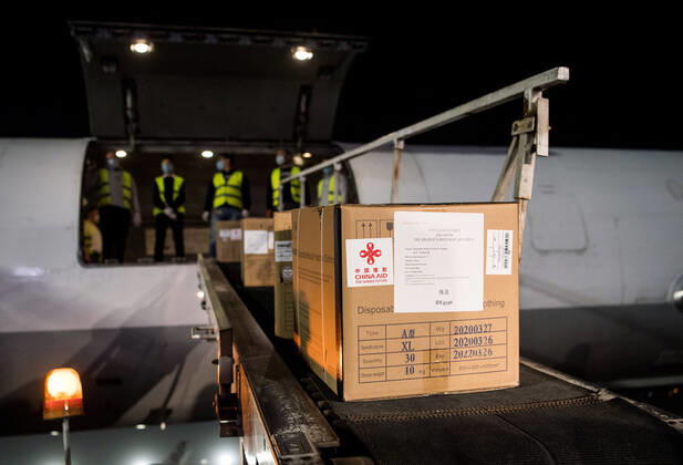 News Bilder des Tages (200416) -- CAIRO, April 16, 2020 -- Photo taken on April 16, 2020 shows medical supplies from China in Cairo International Airport, Egypt. Egypt received on Thursday the first batch of China s anti-coronavirus materials including 20,000 N95 masks, 10,000 protective suits and 10,000 testing kits for COVID-19. When receiving the materials at the airport, Mohamed Shawky, undersecretary of Egyptian Health Ministry, expressed his appreciation to the Chinese side for the aid and its support for Egypt amid the ongoing difficult conditions. ) EGYPT-CAIRO-CHINESE AID-COVID-19 WuxHuiwo