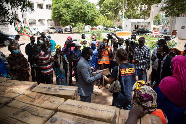 Donations from international NGOs (Non-Governmental Organizations) given to the city of Niamey continue to flow in the framework of the COVID-19 Preparation and Response Plan. Donations of sanitary equipment in particular (Soaps, kettles, Masks, ...) as here today given by a German NGO to the mayor and President of the Special Delegation of the city, Mr. Moctar Mamoudou. Events that are most often highlighted by the local press and which also shows how difficult it is for journalists to respect barrier gestures.  NicolasxRemenex xLexPictorium LePictorium_0228000