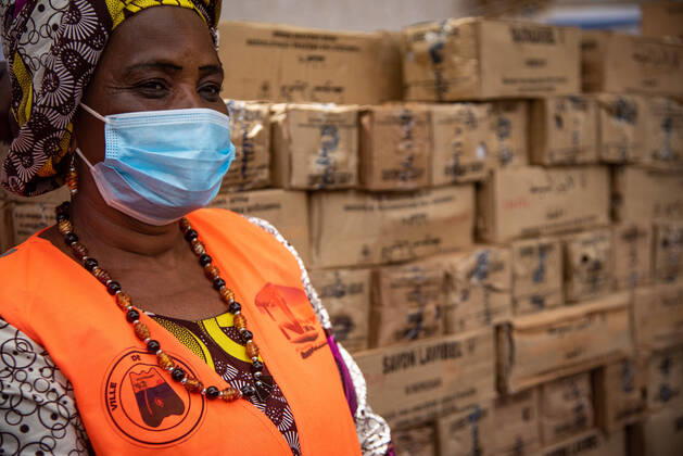 News Bilder des Tages An employee of the technical services of the city of Niamey attends a donation ceremony. Donations from international NGOs (Non-Governmental Organizations) given to the city of Niamey continue to flow in the framework of the COVID-19 Preparation and Response Plan. Donations of sanitary equipment in particular (Soaps, kettles, Masks, ...) as here today given by a German NGO to the mayor and President of the Special Delegation of the city, Mr. Moctar Mamoudou.  NicolasxRemenex xLexPictorium LePictorium_0228010