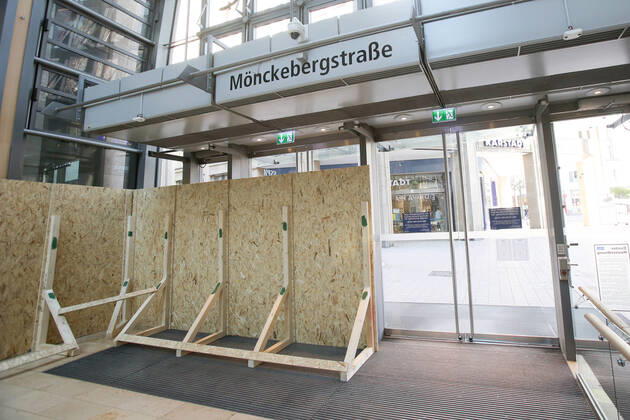 Coronakrise - Hamburger Innenstadt 15.04.2020, DEU, Deutschland, Hamburg: Hamburger Innenstadt während der Coronakrise - Sperrholzplatten an einigen Eingängen zur Europapassage. Hamburg Hamburg Deutschland