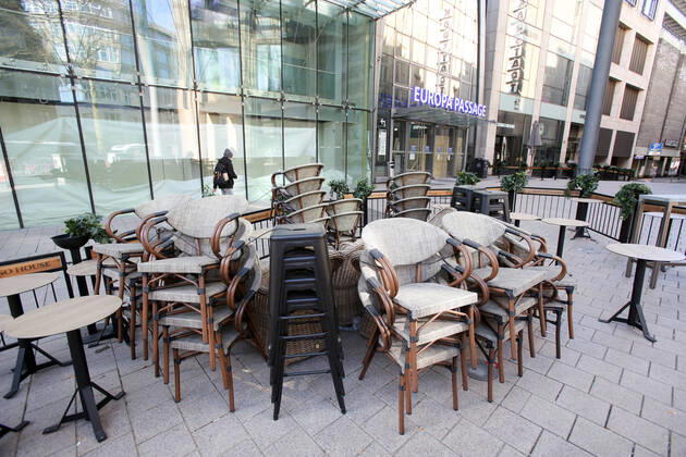 Coronakrise - Hamburger Innenstadt 15.04.2020, DEU, Deutschland, Hamburg: Hamburger Innenstadt während der Coronakrise - Gestapelte Tische und Stühle in einem abgesperrten Bereich. Hamburg Hamburg Deutschland