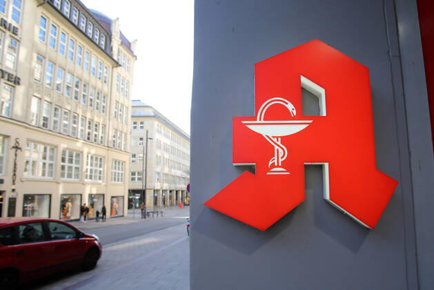 Coronakrise - Hamburger Innenstadt 15.04.2020, DEU, Deutschland, Hamburg: Hamburger Innenstadt während der Coronakrise - Apothekenlogo. Hamburg Hamburg Deutschland
