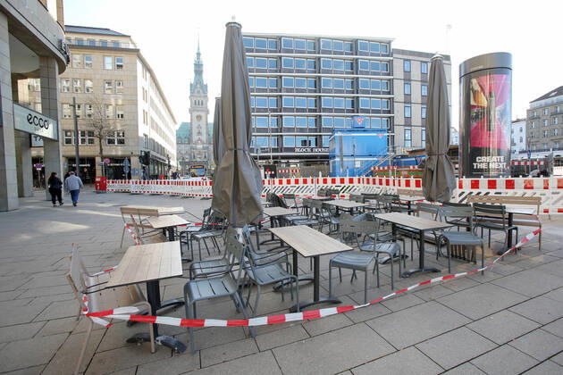 Coronakrise - Hamburger Innenstadt 15.04.2020, DEU, Deutschland, Hamburg: Hamburger Innenstadt während der Coronakrise - Gestapelte Tische und Stühle in einem abgesperrten Bereich vor der Europa Passage. Hamburg Hamburg Deutschland