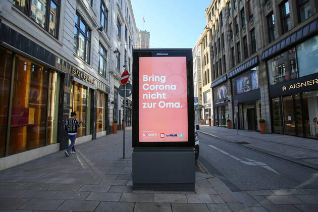 Coronakrise - Hamburger Innenstadt 15.04.2020, DEU, Deutschland, Hamburg: Hamburger Innenstadt während der Coronakrise - Monitor in einer Straße mit geschlossenen Geschäften mit den Slogan **Bring Corona nicht zur Oma**. Hamburg Hamburg Deutschland