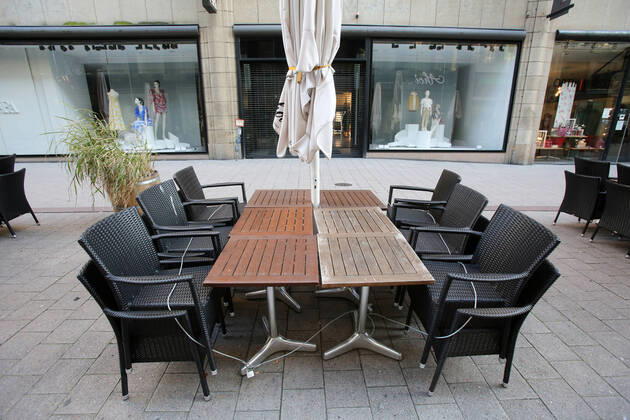 Coronakrise - Hamburger Innenstadt 15.04.2020, DEU, Deutschland, Hamburg: Hamburger Innenstadt während der Coronakrise - Angeschlossene Tische und Stühle in der Spitaler Straße. Hamburg Hamburg Deutschland