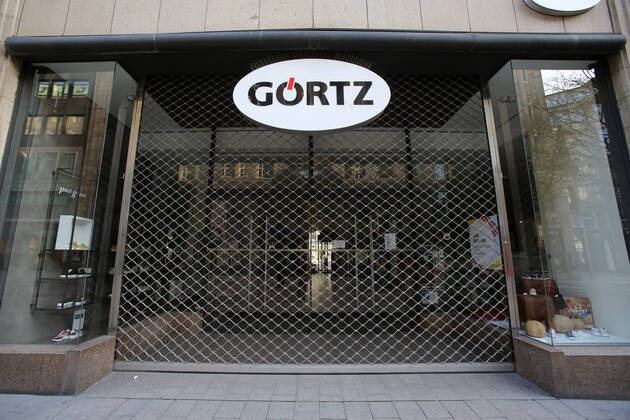 Coronakrise - Hamburger Innenstadt 15.04.2020, DEU, Deutschland, Hamburg: Hamburger Innenstadt während der Coronakrise - Geschlossenes Görtz-Kaufhaus in der Spitaler Straße, an der die Rollläden herunter gelassen wurden. Hamburg Hamburg Deutschland