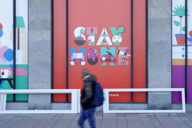 Coronakrise - Hamburger Innenstadt 15.04.2020, DEU, Deutschland, Hamburg: Hamburger Innenstadt während der Coronakrise - Geschlossenes Alsterhaus, an dem Sperrholzplatten mit Symbolillustrationen und den Hashtags stayhome staysafe angebracht wurden. Hamburg Hamburg Deutschland