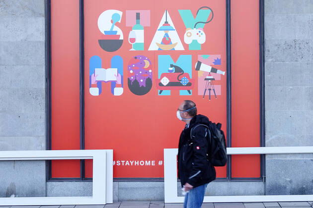 Coronakrise - Hamburger Innenstadt 15.04.2020, DEU, Deutschland, Hamburg: Hamburger Innenstadt während der Coronakrise - Geschlossenes Alsterhaus, an dem Sperrholzplatten mit Symbolillustrationen und den Hashtags stayhome staysafe angebracht wurden. Hamburg Hamburg Deutschland