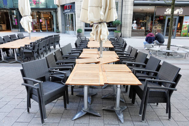 Coronakrise - Hamburger Innenstadt 15.04.2020, DEU, Deutschland, Hamburg: Hamburger Innenstadt während der Coronakrise - Angeschlossene Tische und Stühle in der Spitaler Straße. Hamburg Hamburg Deutschland