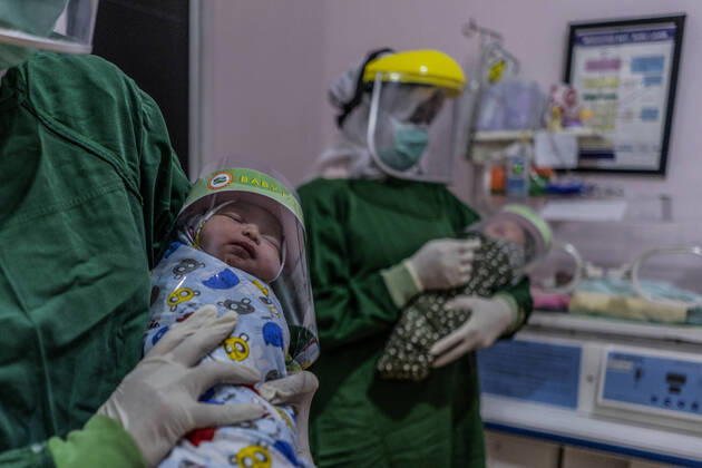April 16, 2020, Bireuen, Aceh, Indonesia: Nurse wears a protective gear holds a newborn baby wearing a face shield as a protective measure amid fears of coronavirus disease COVID-19 at a hospital in Bireuen, Aceh province. Latest reports of COVID-19 cases, Indonesian confirms 5.516 positive cases, 548 recovered with 496 deaths. Bireuen Indonesia - ZUMAm250 20200416_zip_m250_003 Copyright: xZikrixMaulanax