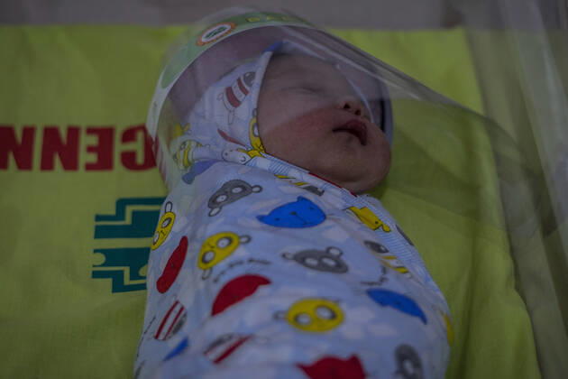 April 16, 2020, Bireuen, Aceh, Indonesia: A newborn baby wearing a face shield as a protective measure amid fears of coronavirus disease COVID-19 at a hospital in Bireuen, Aceh province. Latest reports of COVID-19 cases, Indonesian confirms 5.516 positive cases, 548 recovered with 496 deaths. Bireuen Indonesia - ZUMAm250 20200416_zip_m250_012 Copyright: xZikrixMaulanax