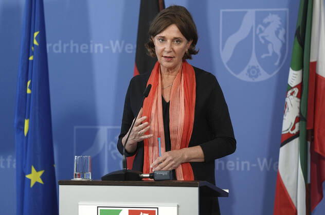 Schulministerin Yvonne Gebauer bei einem Pressebriefing zur aktuellen Lage und zu weiteren Maßnahmen zur Eindämmung des Corona-Virus in Nordrhein-Westfalen in der Staatskanzlei. Düsseldorf, 16.04.2020