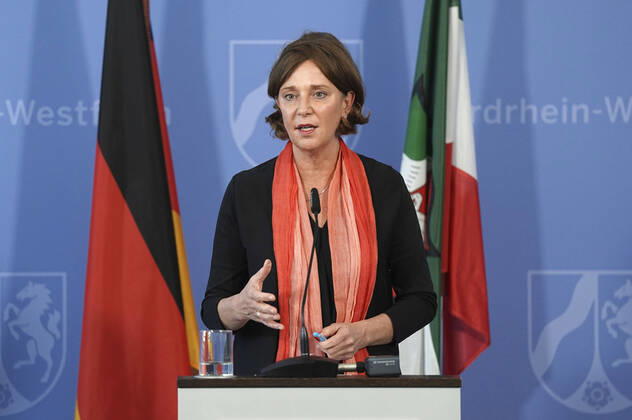 Schulministerin Yvonne Gebauer bei einem Pressebriefing zur aktuellen Lage und zu weiteren Maßnahmen zur Eindämmung des Corona-Virus in Nordrhein-Westfalen in der Staatskanzlei. Düsseldorf, 16.04.2020