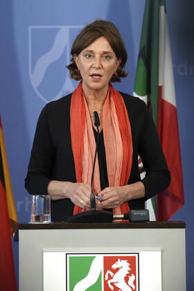 Schulministerin Yvonne Gebauer bei einem Pressebriefing zur aktuellen Lage und zu weiteren Maßnahmen zur Eindämmung des Corona-Virus in Nordrhein-Westfalen in der Staatskanzlei. Düsseldorf, 16.04.2020