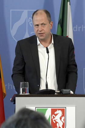 Familienminister Joachim Stamp bei einem Pressebriefing zur aktuellen Lage und zu weiteren Maßnahmen zur Eindämmung des Corona-Virus in Nordrhein-Westfalen in der Staatskanzlei. Düsseldorf, 16.04.2020