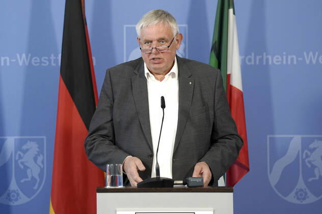 Gesundheitsminister Karl-Josef Laumann bei einem Pressebriefing zur aktuellen Lage und zu weiteren Maßnahmen zur Eindämmung des Corona-Virus in Nordrhein-Westfalen in der Staatskanzlei. Düsseldorf, 16.04.2020