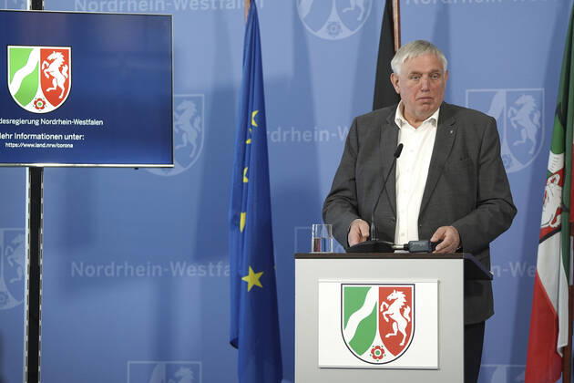 Gesundheitsminister Karl-Josef Laumann bei einem Pressebriefing zur aktuellen Lage und zu weiteren Maßnahmen zur Eindämmung des Corona-Virus in Nordrhein-Westfalen in der Staatskanzlei. Düsseldorf, 16.04.2020