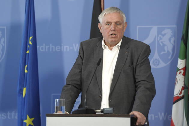 Gesundheitsminister Karl-Josef Laumann bei einem Pressebriefing zur aktuellen Lage und zu weiteren Maßnahmen zur Eindämmung des Corona-Virus in Nordrhein-Westfalen in der Staatskanzlei. Düsseldorf, 16.04.2020
