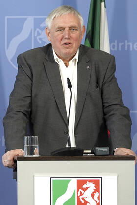 Gesundheitsminister Karl-Josef Laumann bei einem Pressebriefing zur aktuellen Lage und zu weiteren Maßnahmen zur Eindämmung des Corona-Virus in Nordrhein-Westfalen in der Staatskanzlei. Düsseldorf, 16.04.2020