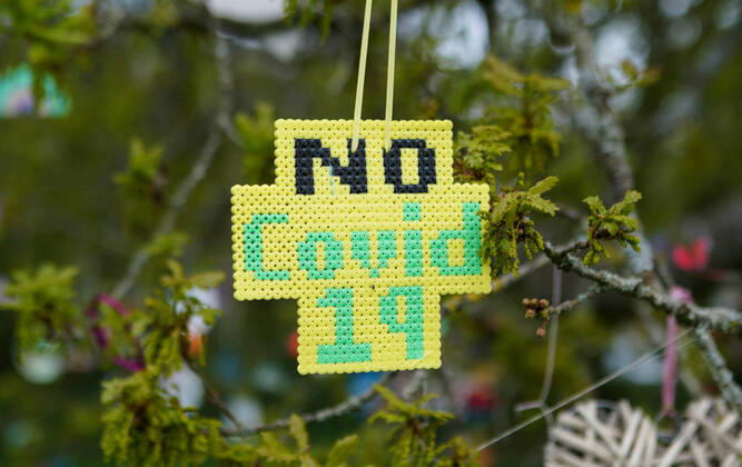 High Wycombe, UK. 16th April, 2020. A tree is decorated in positive messages & Thank You s to the NHS during the Covid-19 Pandemic as the UK Government advice to maintain social distancing and minimise time outside in High Wycombe on 16 April 2020. Copyright: xAndyxRowlandx PMI-3462-0021