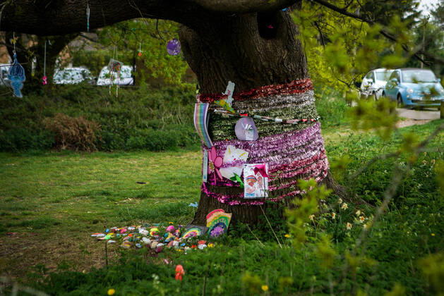 High Wycombe, UK. 16th April, 2020. A tree is decorated in positive messages & Thank You s to the NHS during the Covid-19 Pandemic as the UK Government advice to maintain social distancing and minimise time outside in High Wycombe on 16 April 2020. Copyright: xAndyxRowlandx PMI-3462-0023