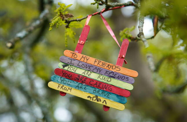High Wycombe, UK. 16th April, 2020. A tree is decorated in positive messages & Thank You s to the NHS during the Covid-19 Pandemic as the UK Government advice to maintain social distancing and minimise time outside in High Wycombe on 16 April 2020. Copyright: xAndyxRowlandx PMI-3462-0026