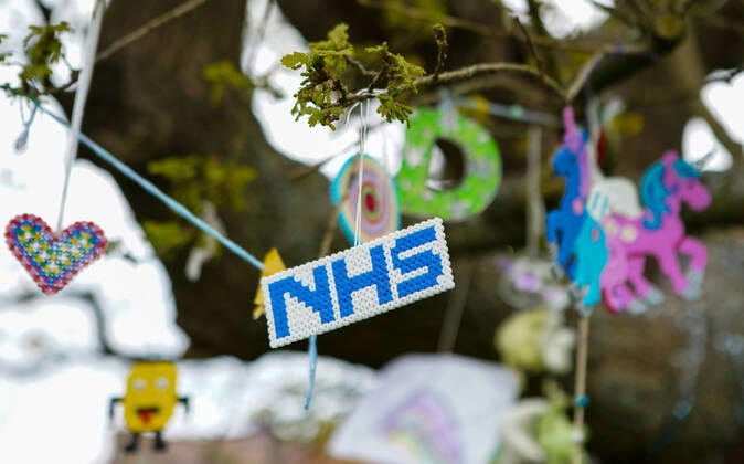 High Wycombe, UK. 16th April, 2020. A tree is decorated in positive messages & Thank You s to the NHS during the Covid-19 Pandemic as the UK Government advice to maintain social distancing and minimise time outside in High Wycombe on 16 April 2020. Copyright: xAndyxRowlandx PMI-3462-0031
