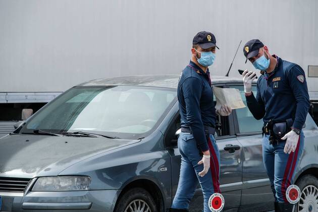 Coronavirus. LOCKDOWN. A1 motorway, carpet checks of vehicles in the Chianti Ovest rest area. Traffic police In the photo (Claudio Fusi Fotogramma, Florence - 2020-04-16) p.s. la foto e utilizzabile nel rispetto del contesto in cui e stata scattata, e senza intento diffamatorio del decoro delle persone rappresentate  Copyright: xClaudioxFusix xFOTOGRAMMAx
