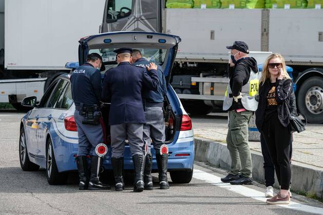 Coronavirus. LOCKDOWN. A1 motorway, carpet checks of vehicles in the Chianti Ovest rest area. Traffic police In the photo (Claudio Fusi Fotogramma, Florence - 2020-04-16) p.s. la foto e utilizzabile nel rispetto del contesto in cui e stata scattata, e senza intento diffamatorio del decoro delle persone rappresentate  Copyright: xClaudioxFusix xFOTOGRAMMAx