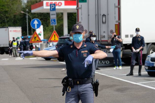Coronavirus. LOCKDOWN. A1 motorway, carpet checks of vehicles in the Chianti Ovest rest area. Traffic police In the photo (Claudio Fusi Fotogramma, Florence - 2020-04-16) p.s. la foto e utilizzabile nel rispetto del contesto in cui e stata scattata, e senza intento diffamatorio del decoro delle persone rappresentate  Copyright: xClaudioxFusix xFOTOGRAMMAx