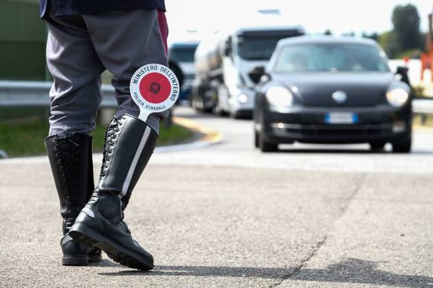 Coronavirus. LOCKDOWN. A1 motorway, carpet checks of vehicles in the Chianti Ovest rest area. Traffic police In the photo (Claudio Fusi Fotogramma, Florence - 2020-04-16) p.s. la foto e utilizzabile nel rispetto del contesto in cui e stata scattata, e senza intento diffamatorio del decoro delle persone rappresentate  Copyright: xClaudioxFusix xFOTOGRAMMAx