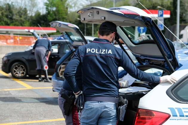 Coronavirus. LOCKDOWN. A1 motorway, carpet checks of vehicles in the Chianti Ovest rest area. Traffic police In the photo (Claudio Fusi Fotogramma, Florence - 2020-04-16) p.s. la foto e utilizzabile nel rispetto del contesto in cui e stata scattata, e senza intento diffamatorio del decoro delle persone rappresentate  Copyright: xClaudioxFusix xFOTOGRAMMAx
