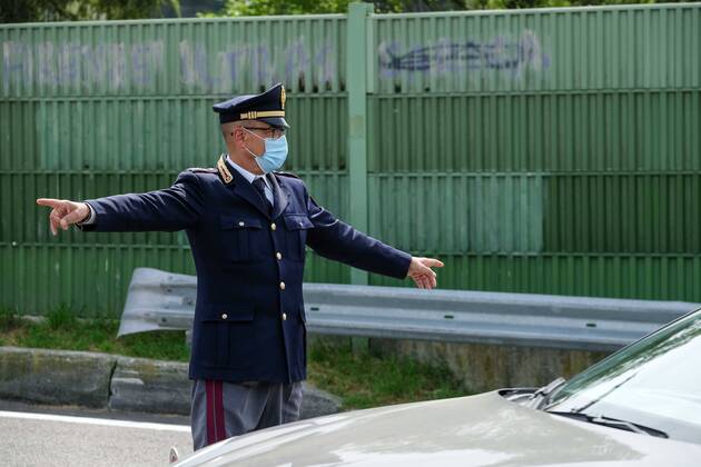 Coronavirus. LOCKDOWN. A1 motorway, carpet checks of vehicles in the Chianti Ovest rest area. Traffic police In the photo (Claudio Fusi Fotogramma, Florence - 2020-04-16) p.s. la foto e utilizzabile nel rispetto del contesto in cui e stata scattata, e senza intento diffamatorio del decoro delle persone rappresentate  Copyright: xClaudioxFusix xFOTOGRAMMAx