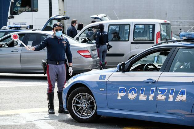 Coronavirus. LOCKDOWN. A1 motorway, carpet checks of vehicles in the Chianti Ovest rest area. Traffic police In the photo (Claudio Fusi Fotogramma, Florence - 2020-04-16) p.s. la foto e utilizzabile nel rispetto del contesto in cui e stata scattata, e senza intento diffamatorio del decoro delle persone rappresentate  Copyright: xClaudioxFusix xFOTOGRAMMAx