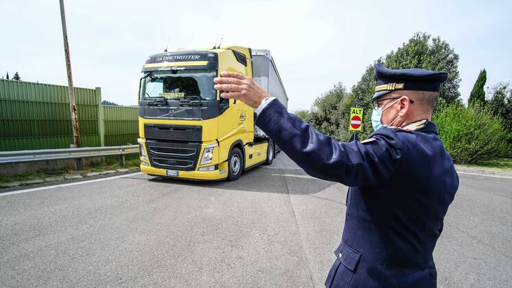 Coronavirus. LOCKDOWN. A1 motorway, carpet checks of vehicles in the Chianti Ovest rest area. Traffic police In the photo (Claudio Fusi Fotogramma, Florence - 2020-04-16) p.s. la foto e utilizzabile nel rispetto del contesto in cui e stata scattata, e senza intento diffamatorio del decoro delle persone rappresentate  Copyright: xClaudioxFusix xFOTOGRAMMAx